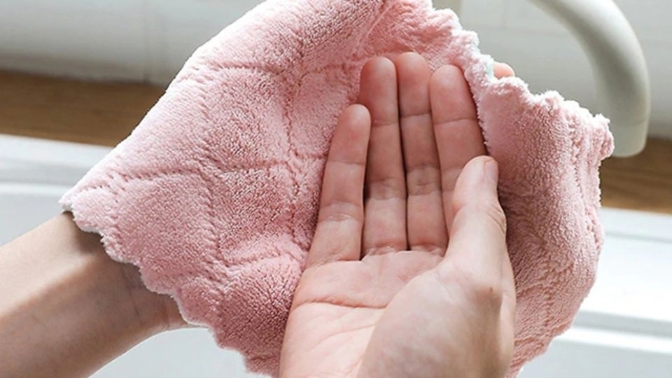 Lau khô tay trước khi sử dụng điều khiển cảm ứng